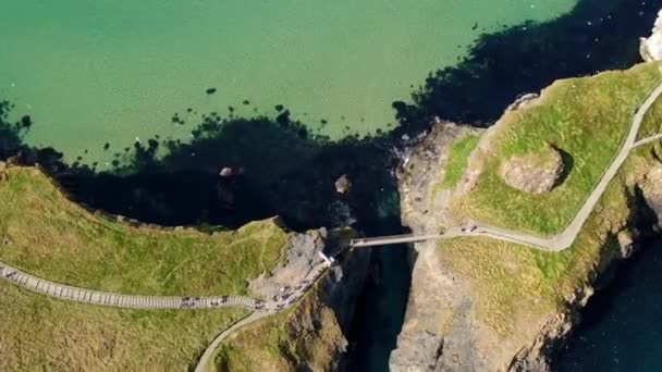 キャリック ロープ橋の上の飛行 北アイルランドの有名なランドマーク — ストック動画