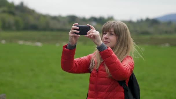 年轻女子欣赏爱尔兰美妙的绿色天性 — 图库视频影像