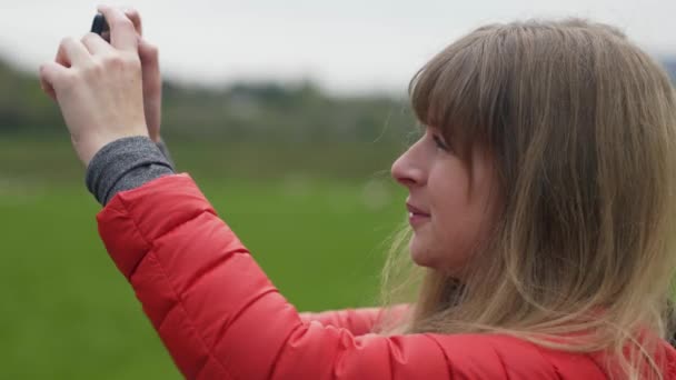 Mujer Joven Disfrutando Maravillosa Naturaleza Verde Irlanda — Vídeo de stock