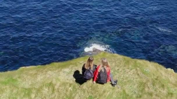 Due Ragazze Irlanda Camminano Sulle Scogliere Kilkee Una Giornata Sole — Video Stock