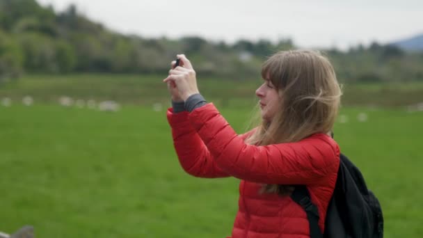 Mladá Žena Těší Nádherné Zelené Povahy Irska — Stock video