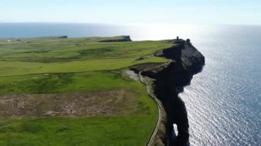 İrlanda'da ünlü Moher Kayalıkları üzerinde havadan görünümü 