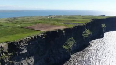 İrlanda'da ünlü Moher Kayalıkları üzerinde havadan görünümü 