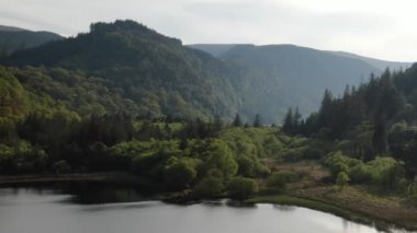 İrlanda'da Güzel Wicklow dağları - hava drone görüntüleri 