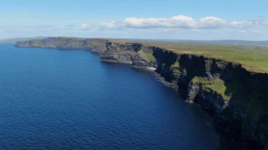 İrlanda'da en ünlü dönüm noktası - Moher hava drone görüntüleri Cliffs - seyahat fotoğrafçılığı