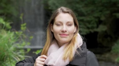 Genç kadın İrlanda'da güzel doğa sahiptir