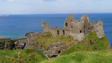 Kuzey İrlanda Dunluce Kalesi - ünlü bir film konumu  