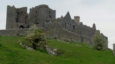 İrlanda'da Cashel Kayası'nın ikonik kalıntıları 