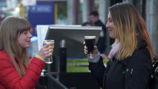 Jóvenes beben Guiness y sidra en las calles de Galway - GALWAY, IRLANDA - 11 DE MAYO DE 2019 — Vídeos de Stock