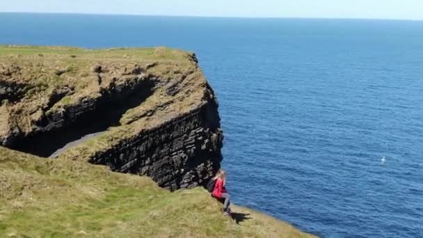 Prachtige Kilkee Cliffs Aan Westkust Van Ierland — Stockvideo