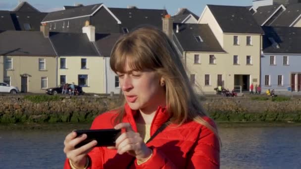 Mujer Joven Disfrutando Maravillosa Naturaleza Verde Irlanda — Vídeos de Stock