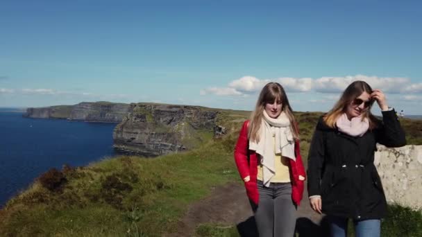 Duas Meninas Viajam Para Costa Oeste Irlanda — Vídeo de Stock