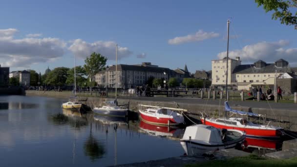 Pequeños Barcos Galway Claddagh Galway Claddagh Irlanda Mayo 2019 — Vídeo de stock