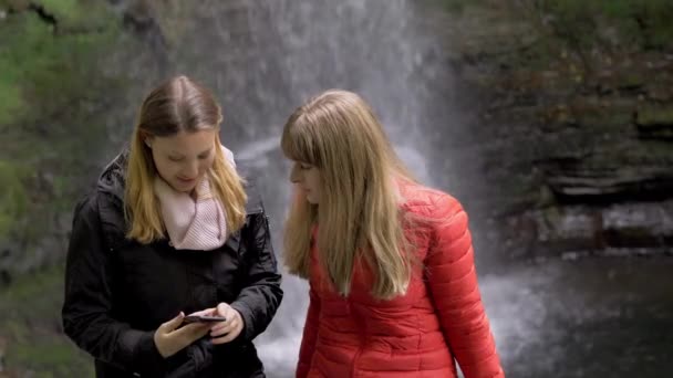 Młoda Kobieta Cieszy Się Piękną Przyrodą Irlandii Fotografia Podróżnicza — Wideo stockowe