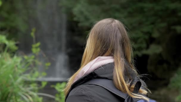 Mujer joven disfruta de la hermosa naturaleza en Irlanda — Vídeo de stock