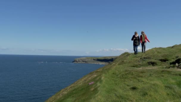 Dwie Dziewczyny Podróżują Zachodnie Wybrzeże Irlandii — Wideo stockowe