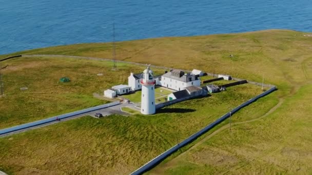 Rlanda Batı Kıyısında Loop Head Deniz Feneri Etrafında Uçuş — Stok video