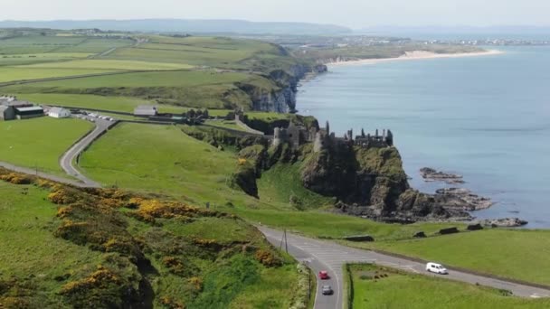 Luftaufnahme Über Das Berühmte Dunluce Schloss Nordirland — Stockvideo