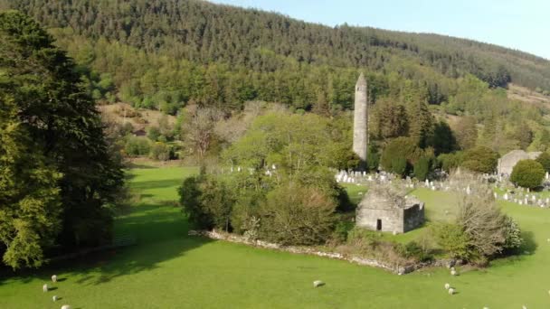 Flug Über Das Antike Kloster Von Glendalough Den Weidenbergen Irlands — Stockvideo