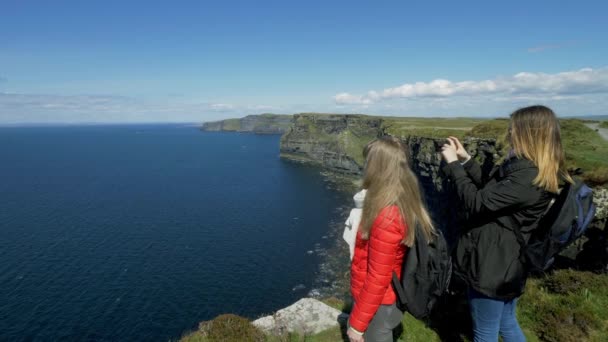 Dos Niñas Viajan Costa Oeste Irlanda — Vídeo de stock