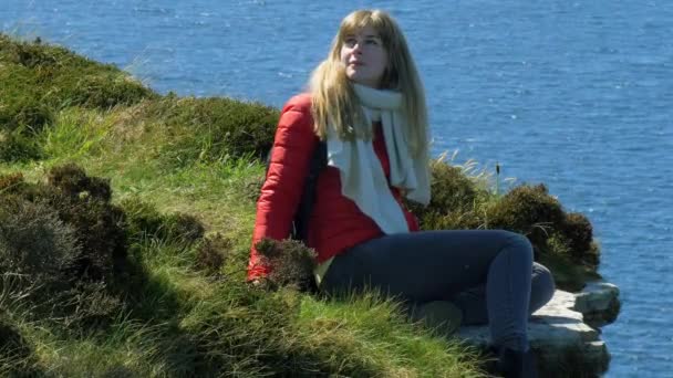Νεαρή Γυναίκα Που Απολαμβάνει Την Υπέροχη Πράσινη Φύση Της Ιρλανδίας — Αρχείο Βίντεο