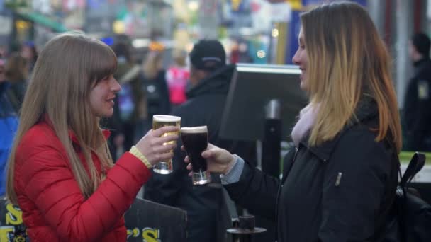 Jonge Mensen Drinken Guiness Cider Straten Van Galway Galway Claddagh — Stockvideo