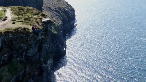 Luftaufnahme Über Die Berühmten Klippen Von Moher Irland — Stockvideo