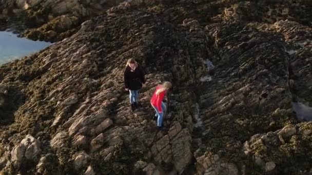 Twee Meisjes Reizen Naar Westkust Van Ierland — Stockvideo