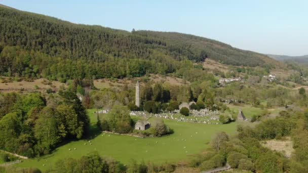 在爱尔兰威克洛山脉的格伦达洛古人上空飞行 — 图库视频影像