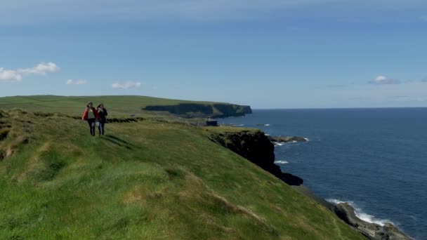 Dvě děvčata cestují na západní pobřeží Irska 