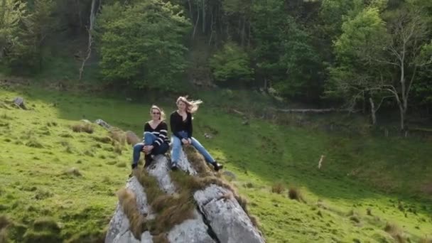 Two Girls Sit Rock Murlough Bay North Ireland — Αρχείο Βίντεο