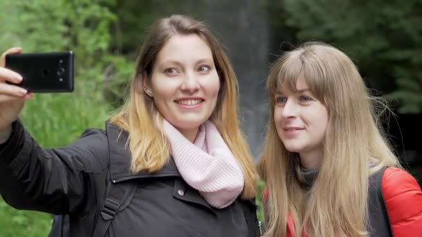 Fiatal Nők Útjukat Glencar Waterfall Írországban Utazási Fotózás — Stock videók