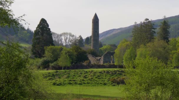 Διάσημο Αρχαίο Μοναστήρι Του Γκλάαλαφ Στα Γουίκλοου Όρη Της Ιρλανδίας — Αρχείο Βίντεο