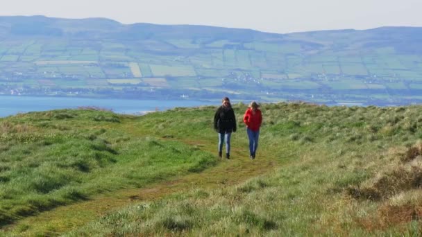 Duas Meninas Viajam Para Costa Oeste Irlanda — Vídeo de Stock