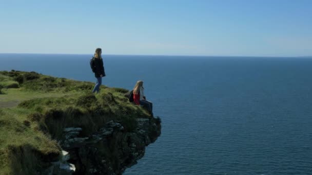 Jeune Femme Assise Bord Une Falaise Sur Côte Ouest Irlandaise — Video