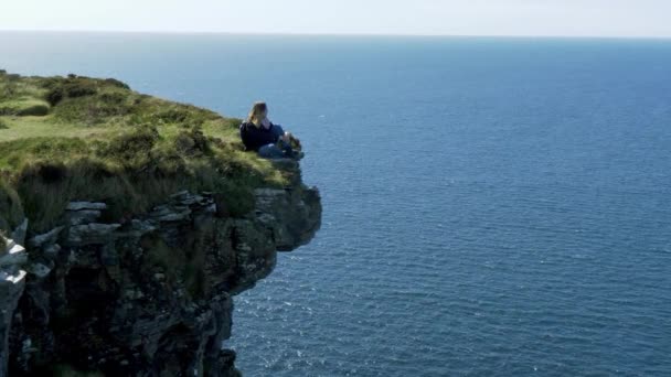 Jeune Femme Assise Bord Une Falaise Sur Côte Ouest Irlandaise — Video