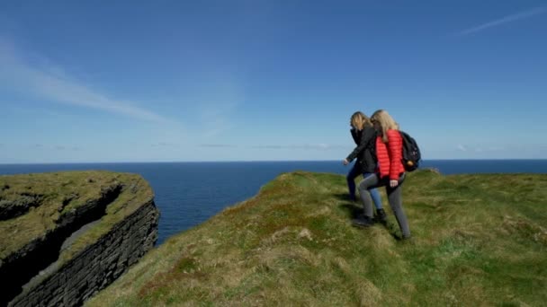 二人の女の子がアイルランドの西海岸に旅行 — ストック動画