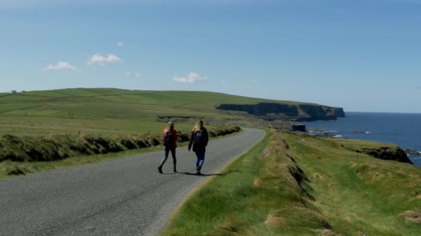 Duas Meninas Viajam Para Costa Oeste Irlanda — Vídeo de Stock