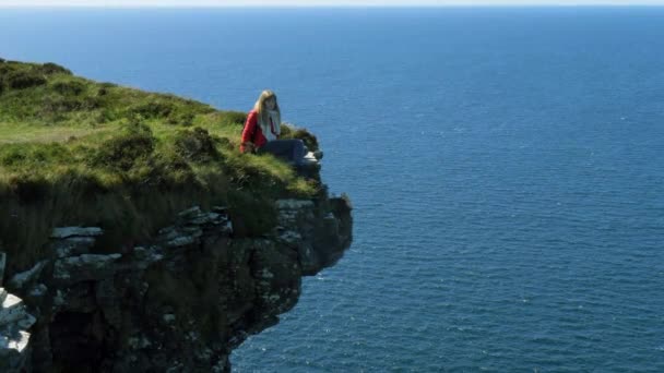 Jovem Desfrutando Maravilhosa Natureza Verde Irlanda — Vídeo de Stock