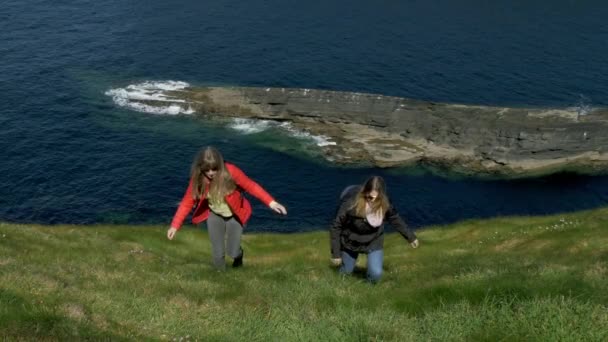 二人の女の子がアイルランドの西海岸に旅行 — ストック動画