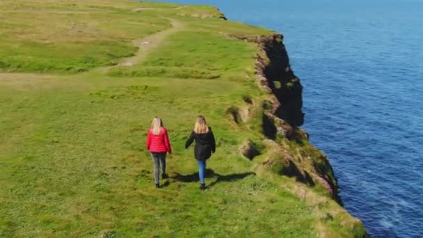 Duas Meninas Viajam Para Costa Oeste Irlanda — Vídeo de Stock