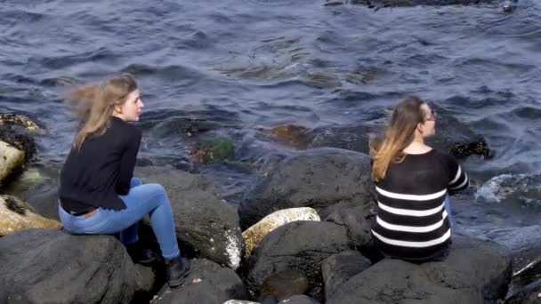 Two Girls Sit Rocks Causeway Coast Northern Ireland — ストック動画