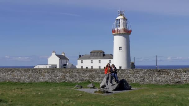 Vuurtoren Aan Ierse Westkust Reisfotografie — Stockvideo