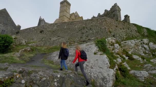 两个女孩在爱尔兰的旅程参观著名的卡塞尔岩石 — 图库视频影像