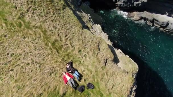소녀가 북아일랜드의 자이언츠 코즈웨이로 여행합니다 — 비디오