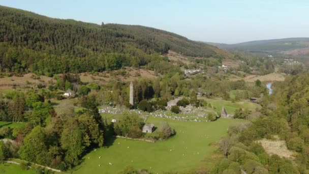 Glendalogh Haut Survol Célèbre Monument Dans Les Montagnes Irlandaises Wicklow — Video