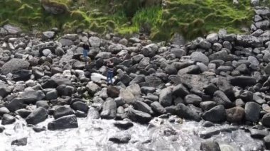 İki kız Moher ünlü Cliffs kenarında yürümek 