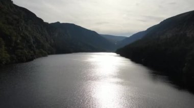Dağlarda güzel göl - hava uçuş görüntüleri  