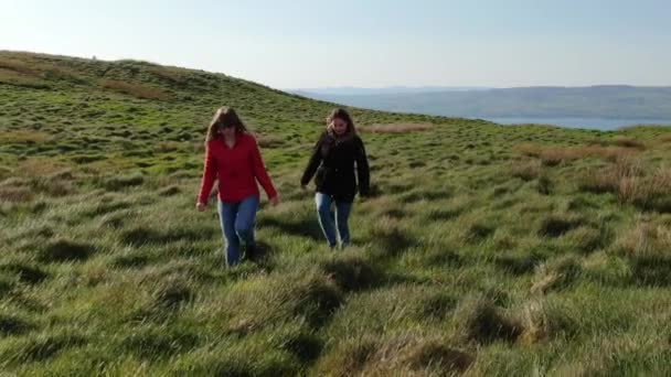 Two Girls Walk Edge Famous Cliffs Moher — Stock Video