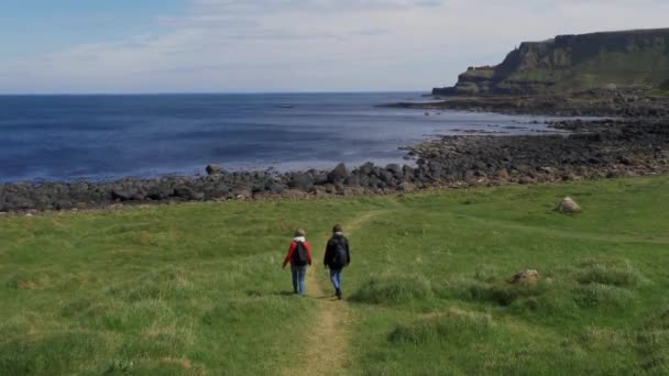 Dos Chicas Caminan Largo Del Borde Los Famosos Acantilados Moher — Vídeo de stock